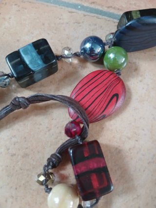Collana e braccialetti colorati