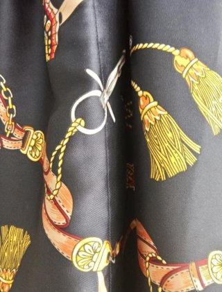 Vestido estampado y cinturón Teria Yabar.
