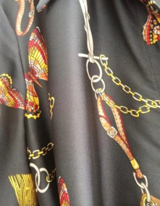 Vestido estampado y cinturón Teria Yabar.