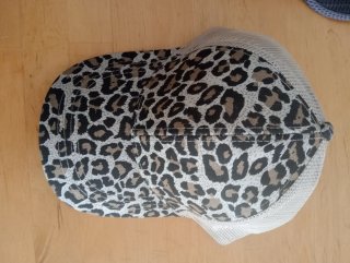 Gorra con estampado de leopardo
