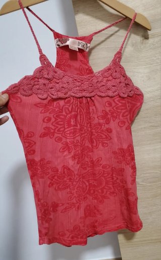 Camiseta tirantes escote crochet
