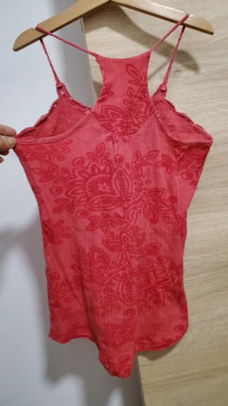 Camiseta tirantes escote crochet