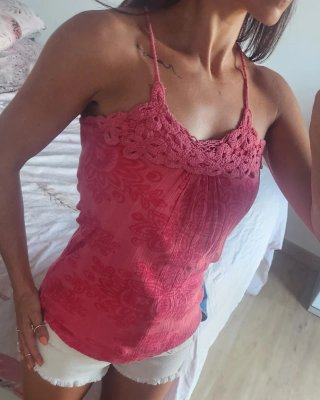 Camiseta tirantes escote crochet