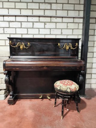 Piano antiguo de madera oscura