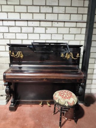 Piano antiguo de madera oscura