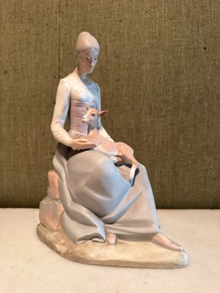Estatua cerámica mujer con cabra Jango
