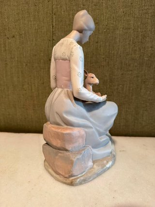 Estatua cerámica mujer con cabra Jango