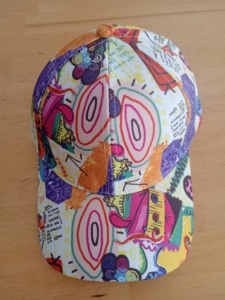 Gorra Multicolor con Diseño Abstracto