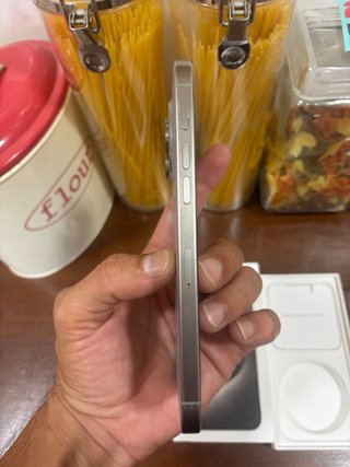 iPhone 15 Pro Max con funda protectora Garantia