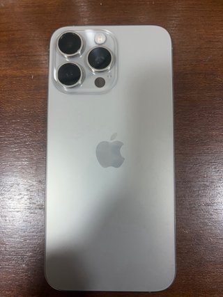 iPhone 15 Pro Max con funda protectora Garantia