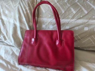 Bolso rojo con asas y cremallera
