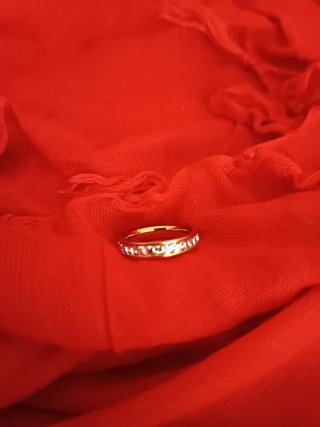 Anillo dorado con circonitas