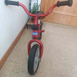 Bicicleta de equilibrio roja para niños