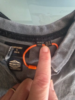 Camiseta Superdry gris con estampado