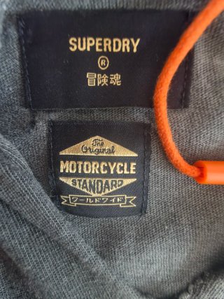 Camiseta Superdry gris con estampado