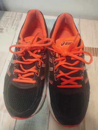 Zapatillas Asics Negras y Naranjas