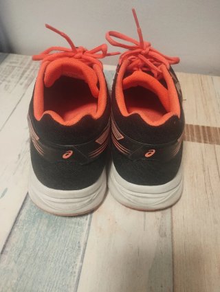 Zapatillas Asics Negras y Naranjas
