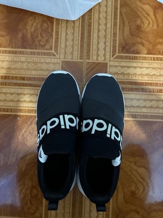Zapatillas Adidas Negras y Blancas
