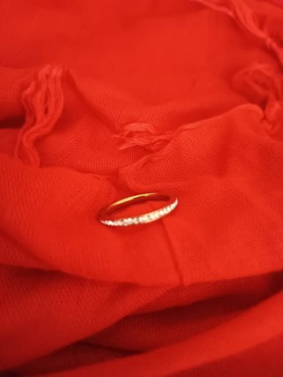 Anillo dorado con circonitas