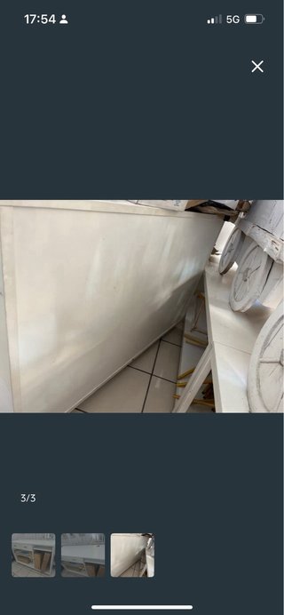 Mostrador blanco con cajones y estantes