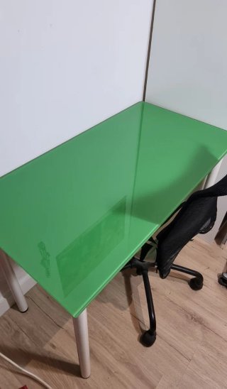 Mesa de cristal azul/verde y patas negras/blancas