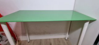 Mesa de cristal azul/verde y patas negras/blancas