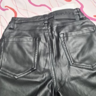 Pantalón efecto piel campana negro