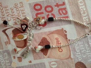 Collar con dijes café y corazón