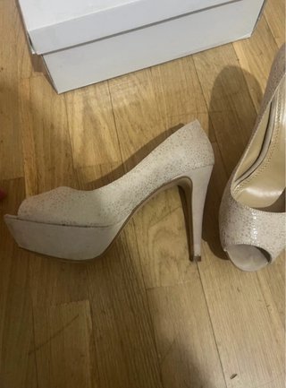 Zapatos de tacón beige con plataforma