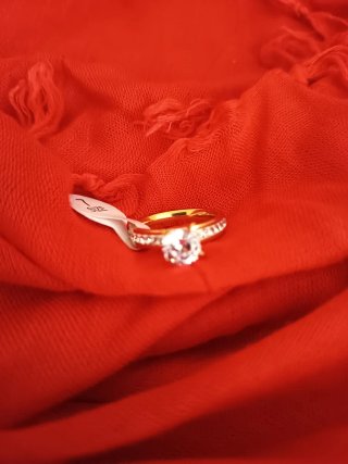 Anillo dorado con circonitas