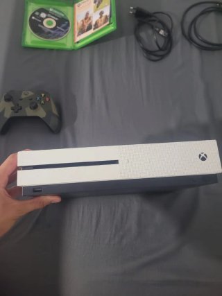 Xbox One S Blanca + FIFA 22 + Mando