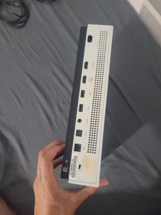 Xbox One S Blanca + FIFA 22 + Mando