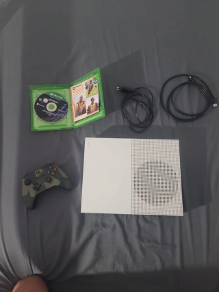 Xbox One S Blanca + FIFA 22 + Mando
