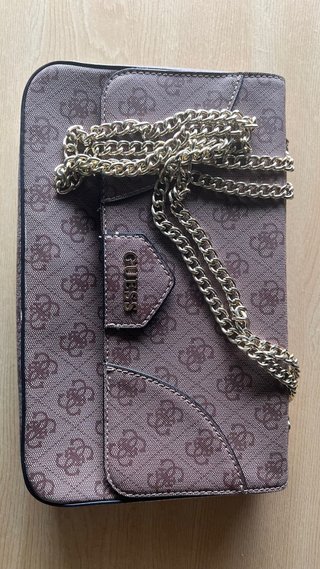 Bolso Guess Marrón con Cadena Dorada
