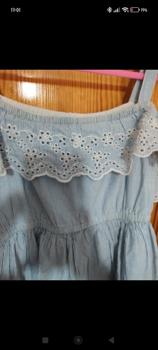 Vestido azul claro con volantes con encaje