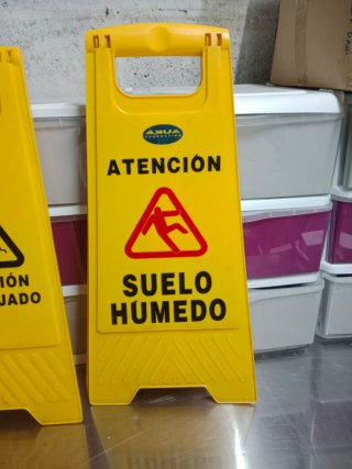 Cartel precaución suelo mojado