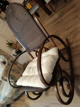 Vecchia culla in legno e rattan