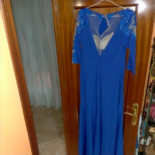 Vestido azul con detalles de encaje