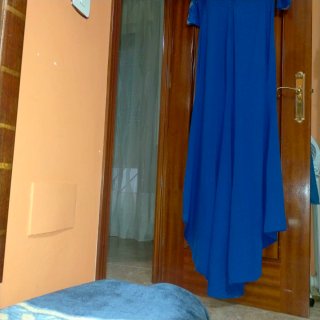 Vestido azul con detalles de encaje