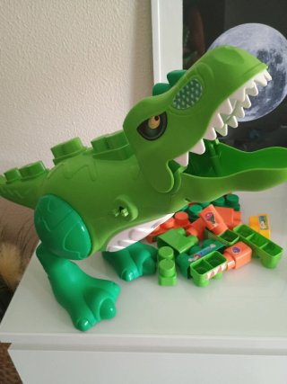 Giocattoli dinosauro con blocchi di costruzione