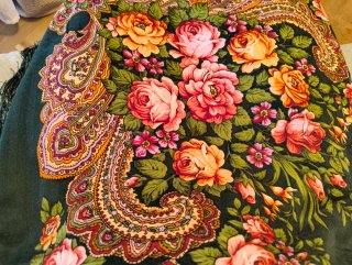 Bufanda cuadrada floral con flecos