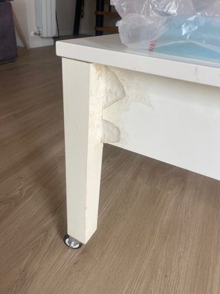 Mesa blanca abatible con ruedas. De ikea.
