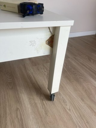 Mesa blanca abatible con ruedas. De ikea.
