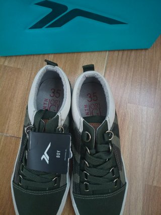 Zapatillas de lona a estrenar.