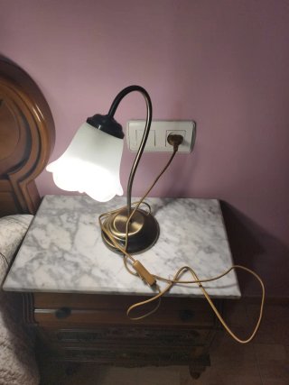 Lámpara de mesita de noche dorada y blanca