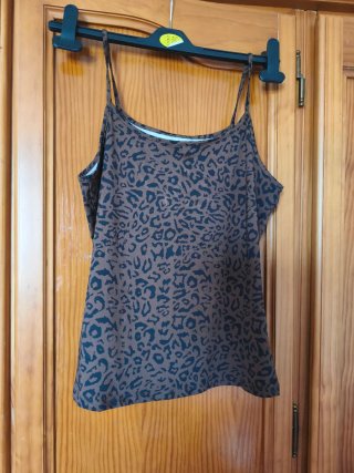 Camiseta tirantes estampado leopardo
