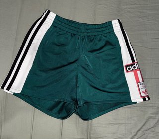 Shorts Adidas Verdes con Botones Laterales