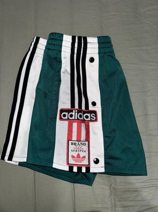 Shorts Adidas Verdes con Botones Laterales