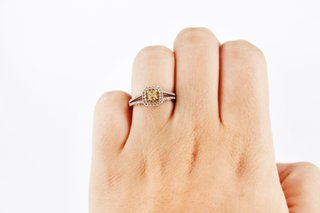 Solitario de oro blanco de 18k con diamantes. Ref:007-01-00682