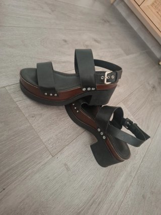 Sandalias de plataforma negras y marrones talla 36